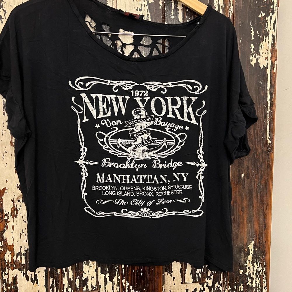 Women’s distressed New York super soft T-shirt.  Size 3X.